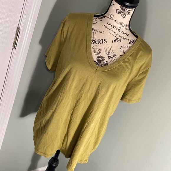 Universal Thread Tops - Universal Thread V neck shirt